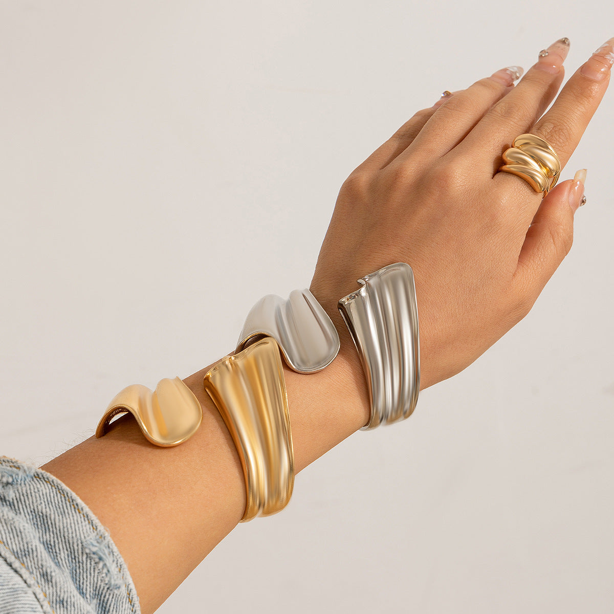 8.15/12.81 USD - Exaggerated Irregular Fold Personalized Punk Bracelet Coiled Fishtail