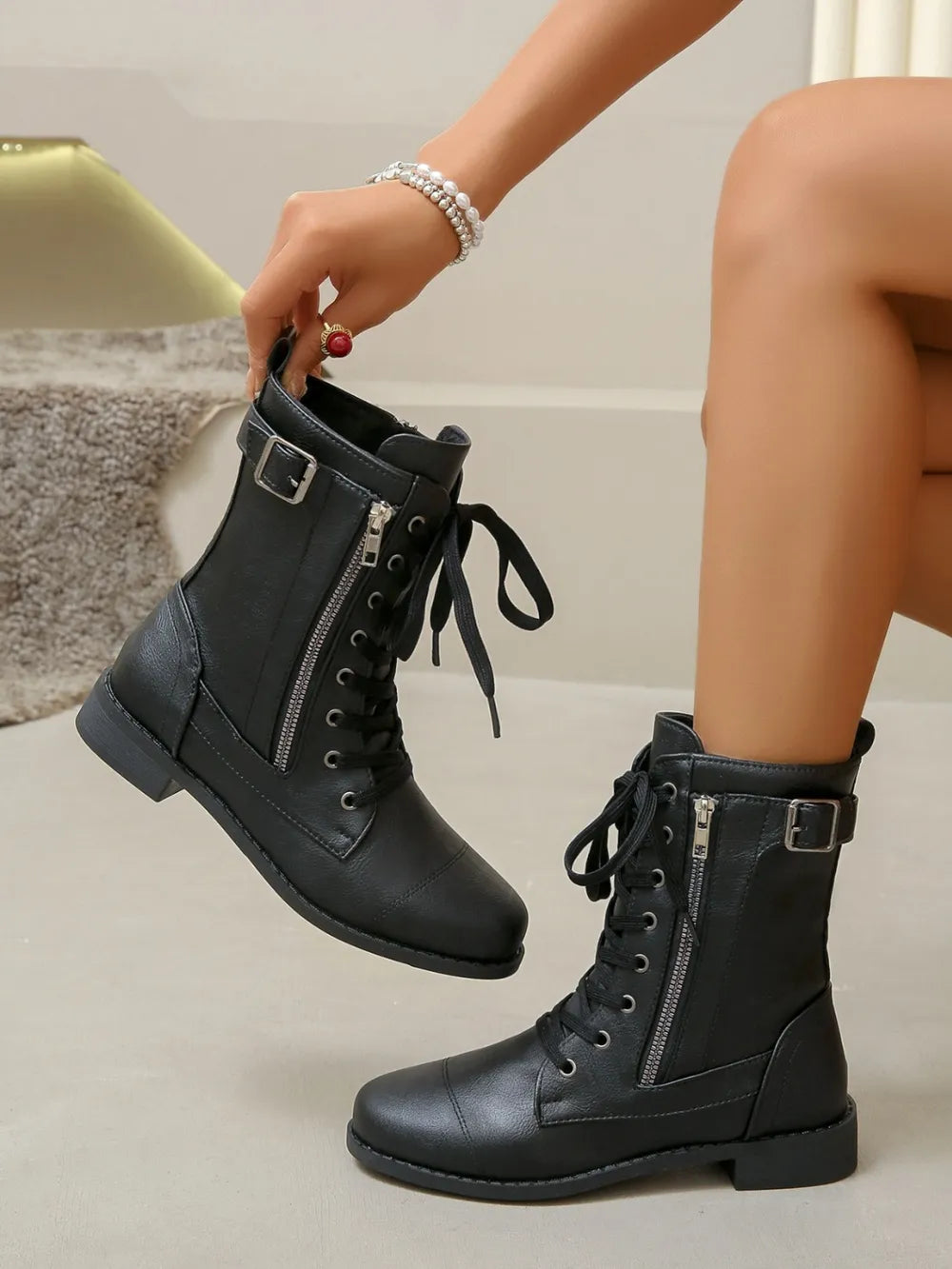 45.21 USD Bottes à lacets en cuir PU