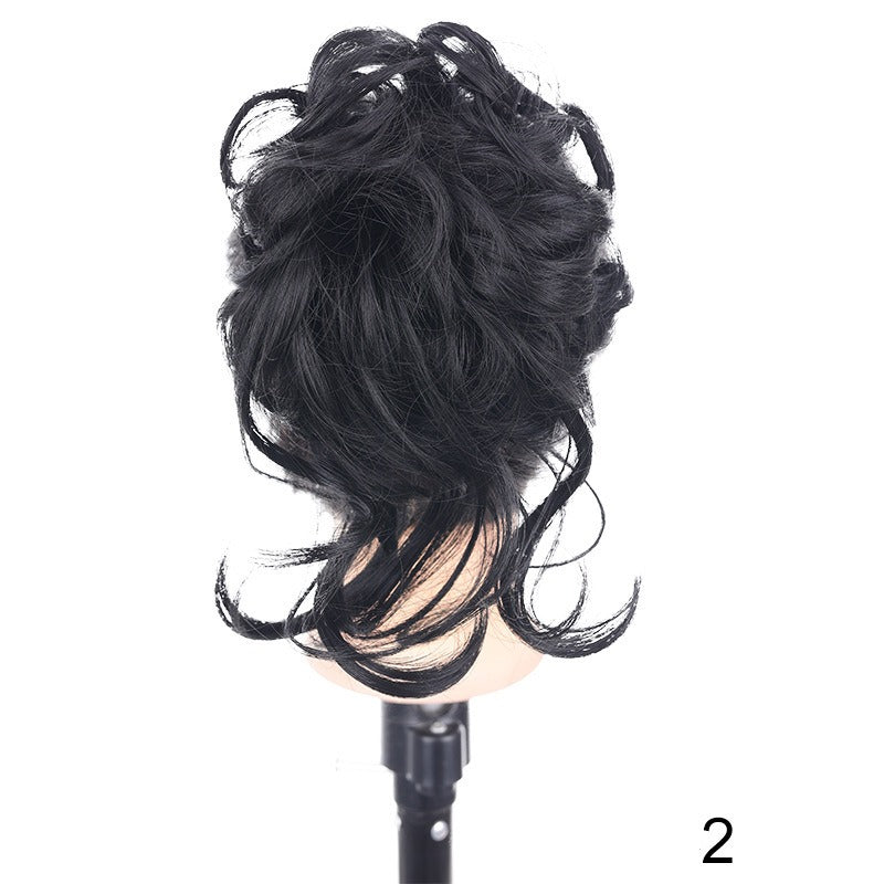 Chignon synthétique bouclé et ébouriffé sur pince (type « claw clip ») avec mèches pendantes – Postiche pour femme