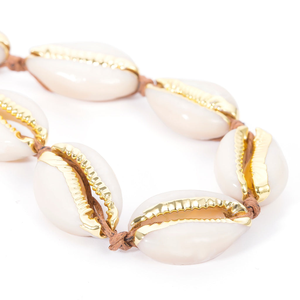 Collier simple et réglable pour femme : un modèle créatif et original, plaqué or, composé d'un coquillage sur une chaîne à un seul rang.