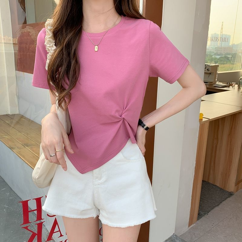 Women's asymmetrical short-sleeved high-waisted crop top, ideal for summer.