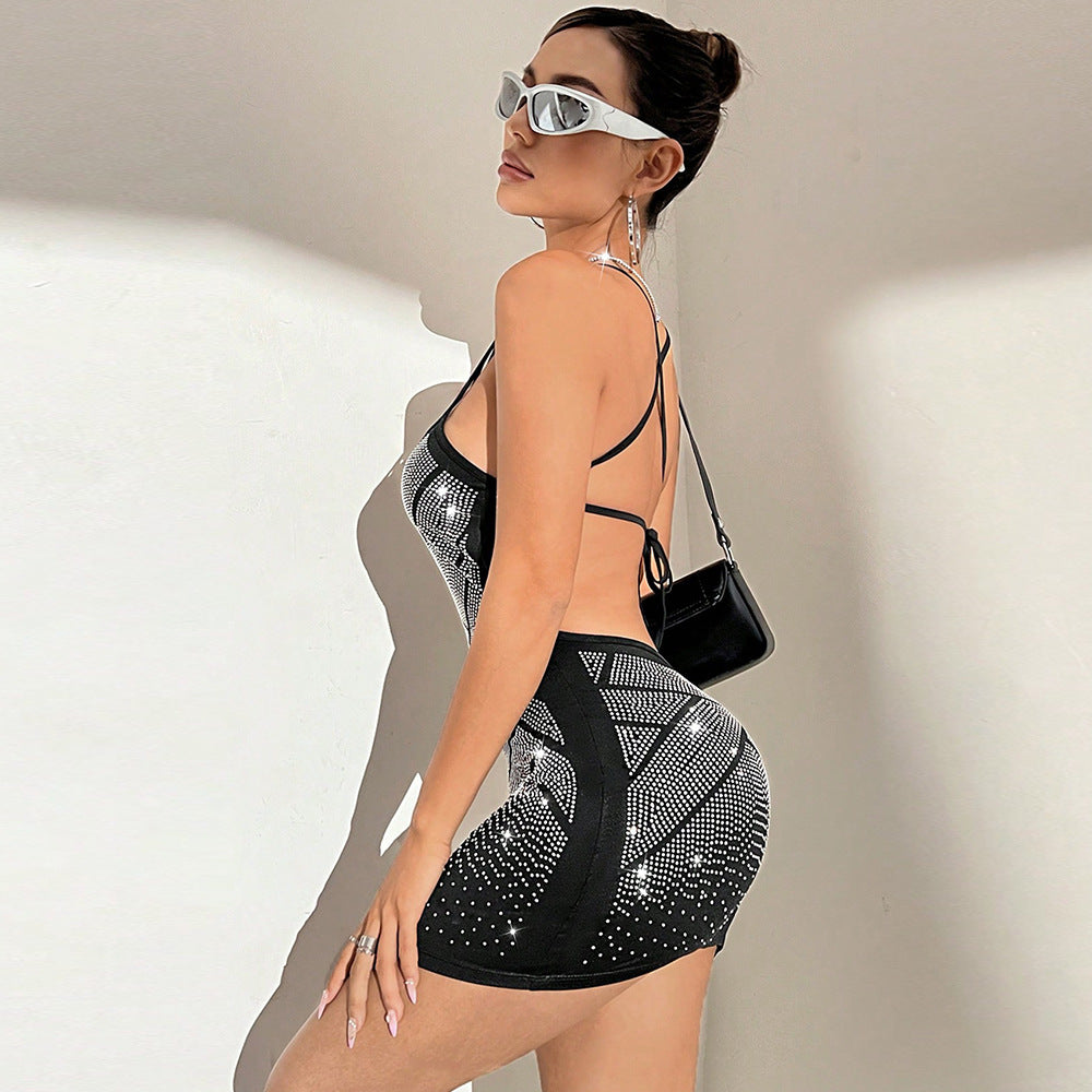 Robe courte noire moulante et sexy ornée de strass
