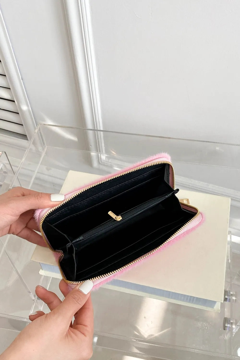 15.13 USD Portefeuille rectangulaire en peluche de couleur unie