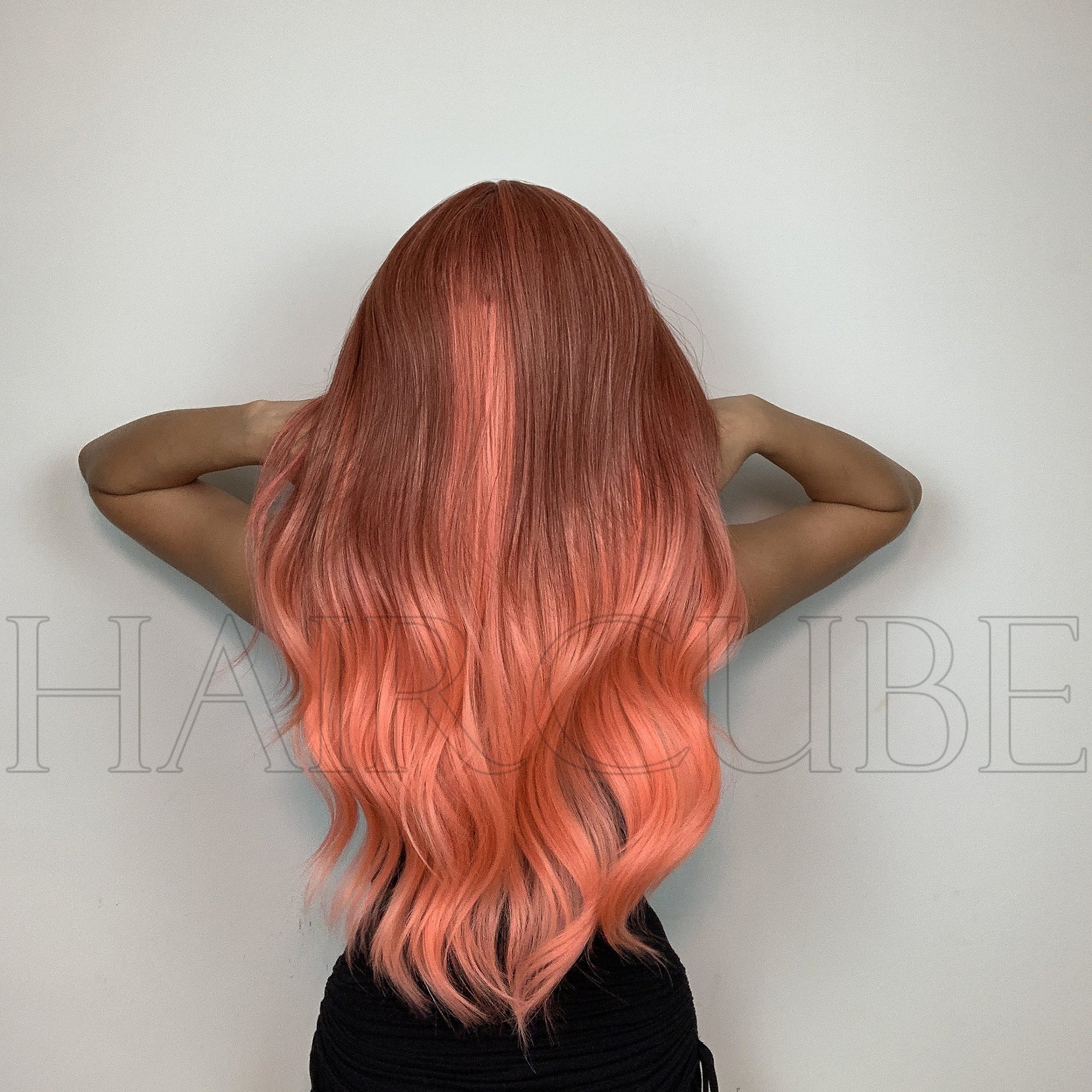 Perruque longue et bouclée de 61 cm (24 pouces) pour femme, raie au milieu, orange et rose.
