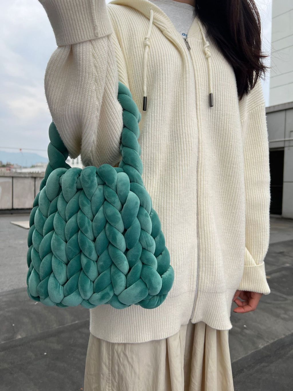 19.80 USD - Sac de facteur portatif tissé à la main avec un noyau en velours cristal.