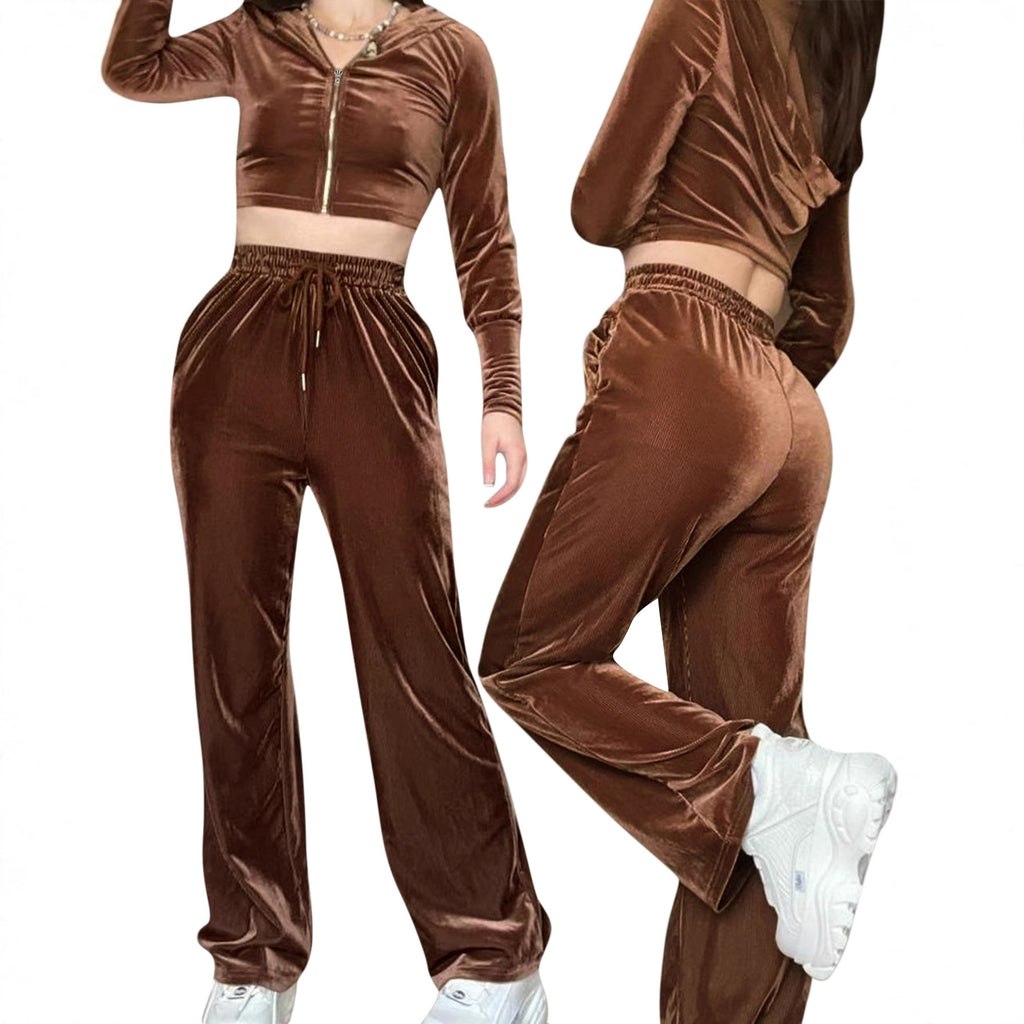 Ensemble deux pièces comprenant un haut à capuche zippé à manches longues avec poches à cordon et un pantalon.