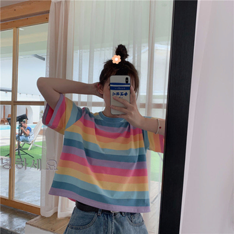 13.86 USD - Haut ample à rayures arc-en-ciel élégant, tendance été, inspiré par les influenceuses. T-shirt à manches courtes.
