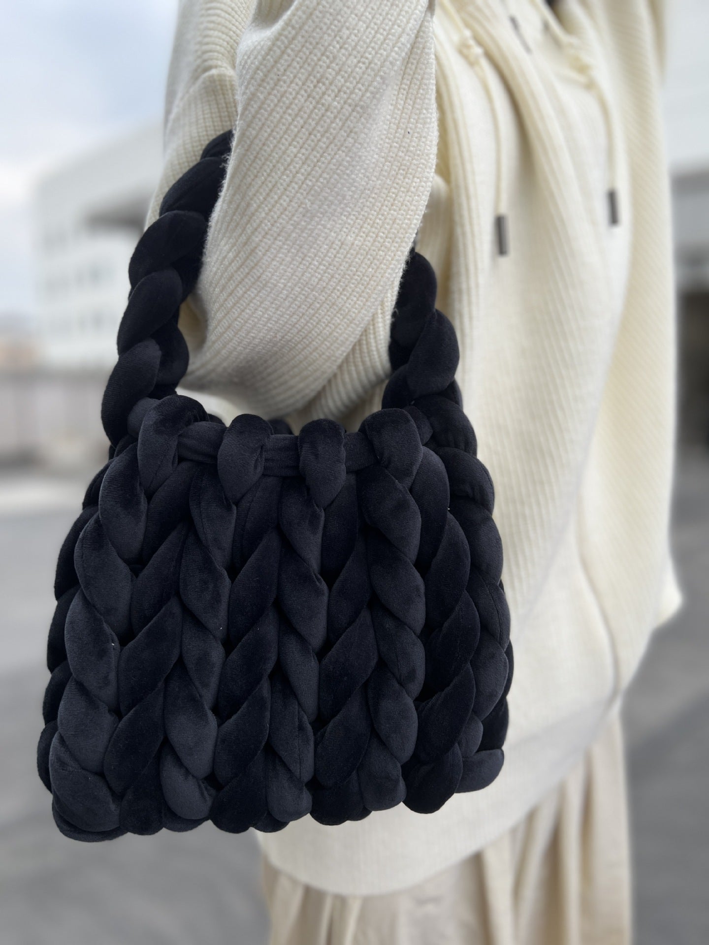 19.80 USD - Sac de facteur portatif tissé à la main avec un noyau en velours cristal.