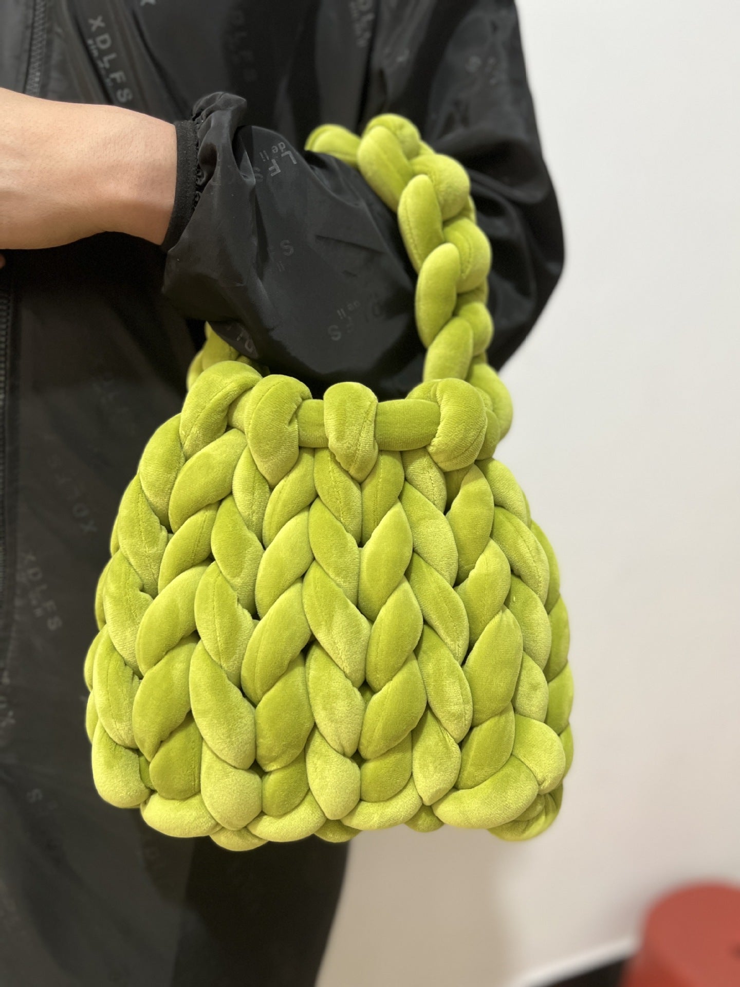 19.80 USD - Sac de facteur portatif tissé à la main avec un noyau en velours cristal.