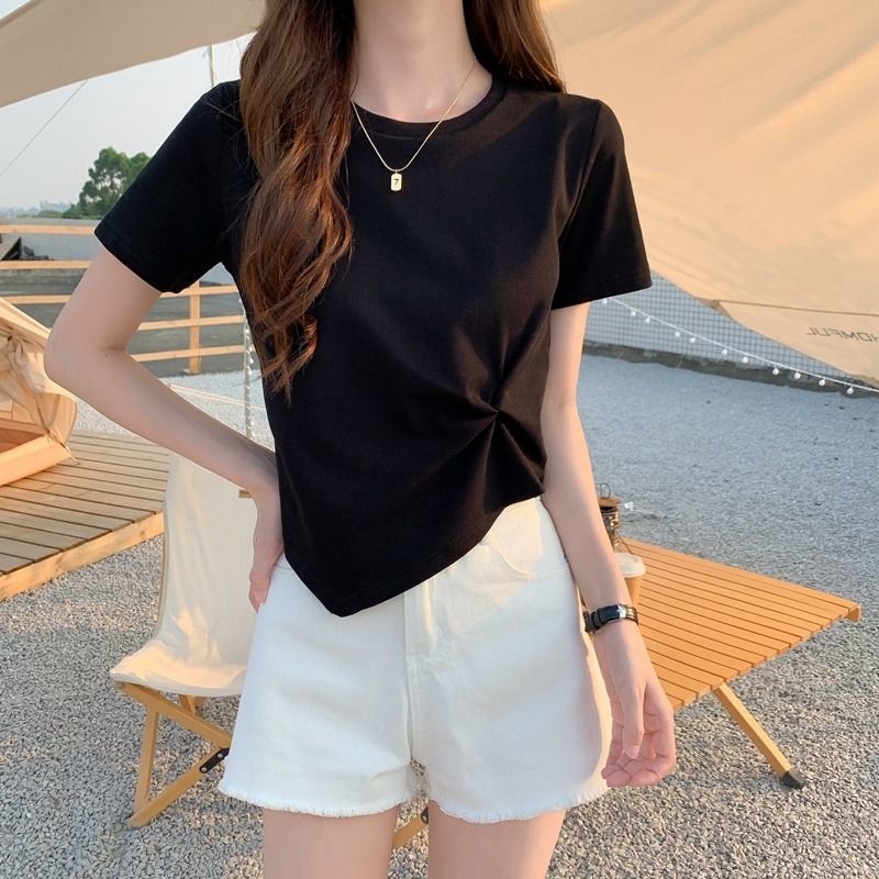 Women's asymmetrical short-sleeved high-waisted crop top, ideal for summer.