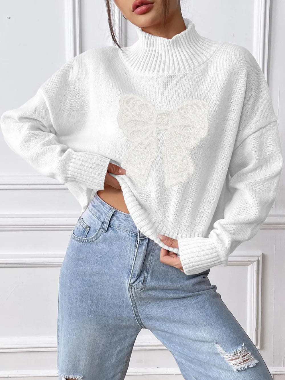 Pull à col roulé et manches longues avec nœud papillon