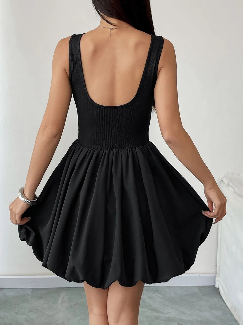 Robe mini sans manches froncée