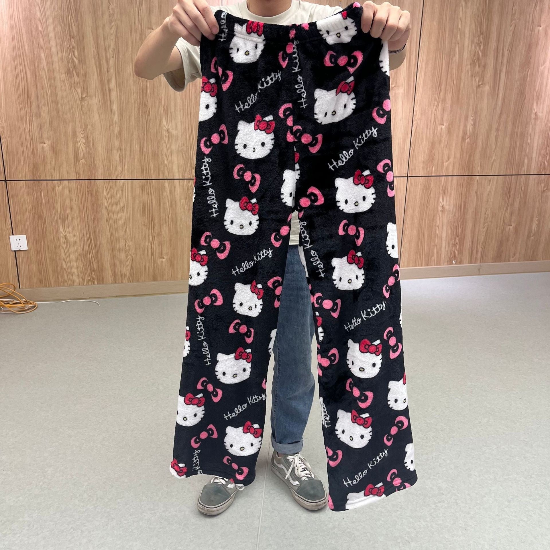 17.47 USD - Thick, warm, and comfortable flannel pajamas for women, with a Hello Kitty cat pattern, ideal for home wear.