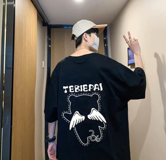 Loose-fit mid-length sleeve T-shirt