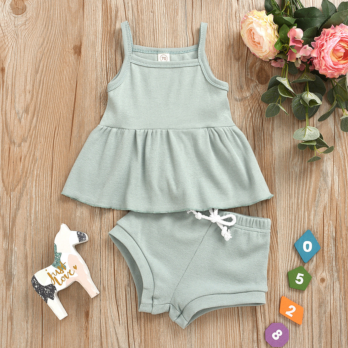 13.97 USD Ensemble 2 pièces pour bébé fille (1-3 ans) : haut et short sans manches en coton biologique uni.