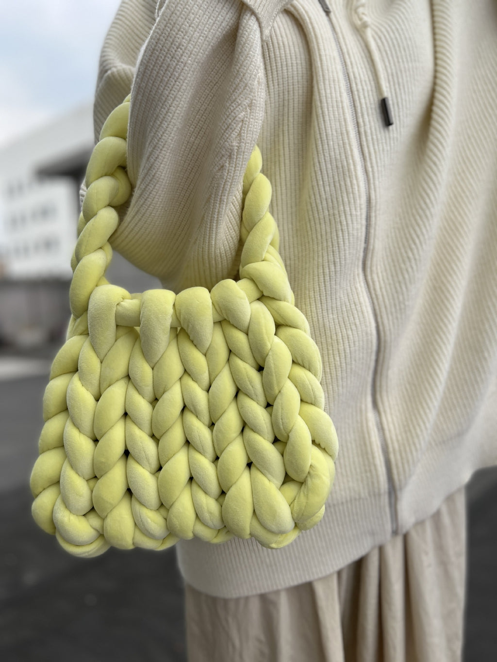 19.80 USD - Sac de facteur portatif tissé à la main avec un noyau en velours cristal.