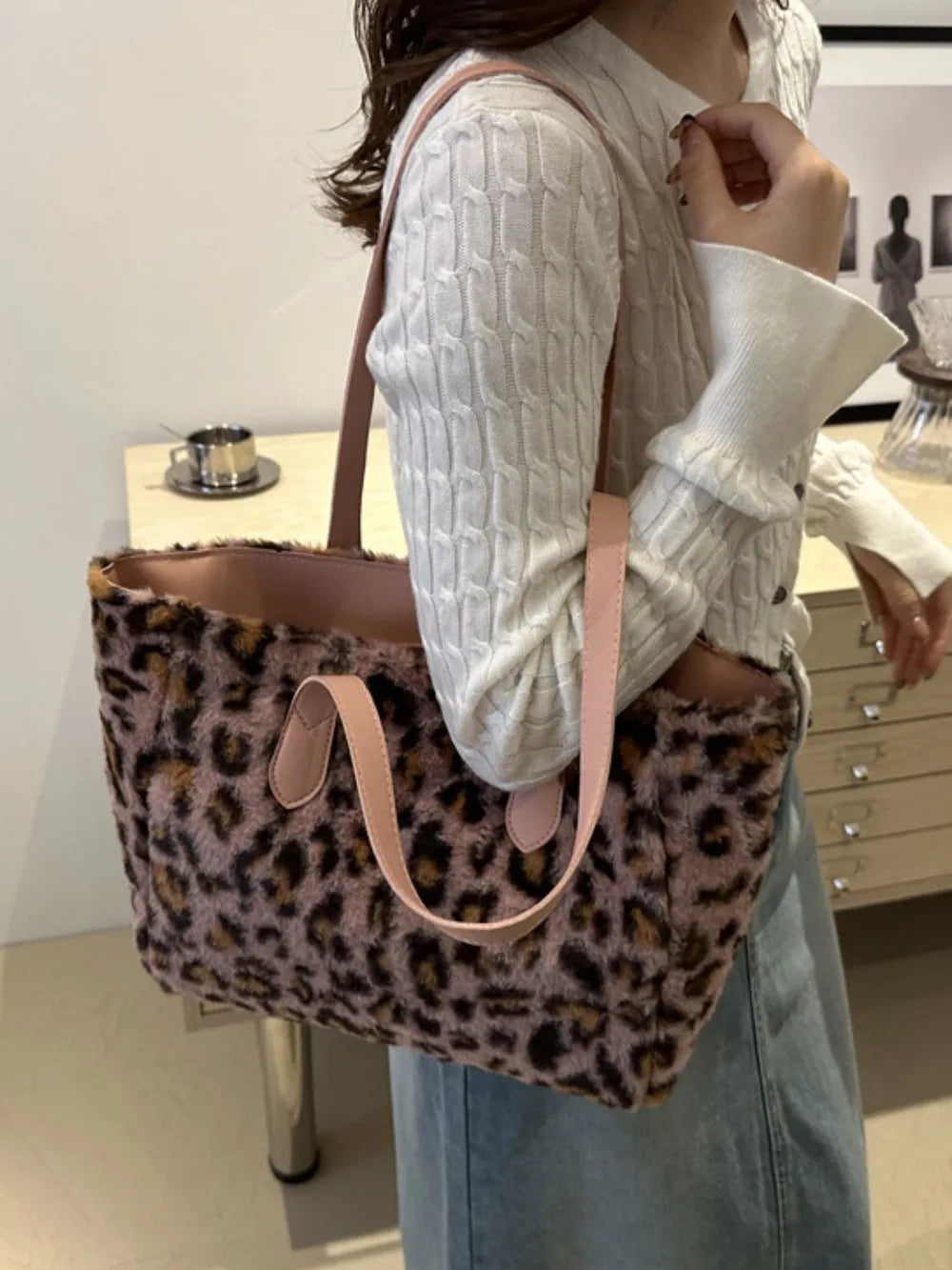 Fluffy leopard tote bag