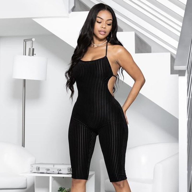 Combinaison courte dos nu en velours côtelé sexy pour femme, à col halter et bretelles fines.