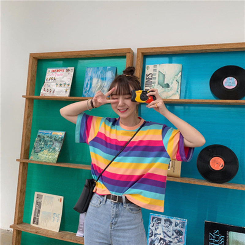 13.86 USD - Haut ample à rayures arc-en-ciel élégant, tendance été, inspiré par les influenceuses. T-shirt à manches courtes.