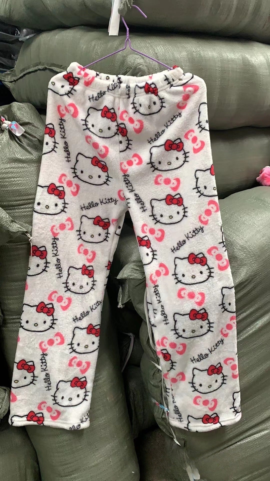 17.47 USD - Thick, warm, and comfortable flannel pajamas for women, with a Hello Kitty cat pattern, ideal for home wear.