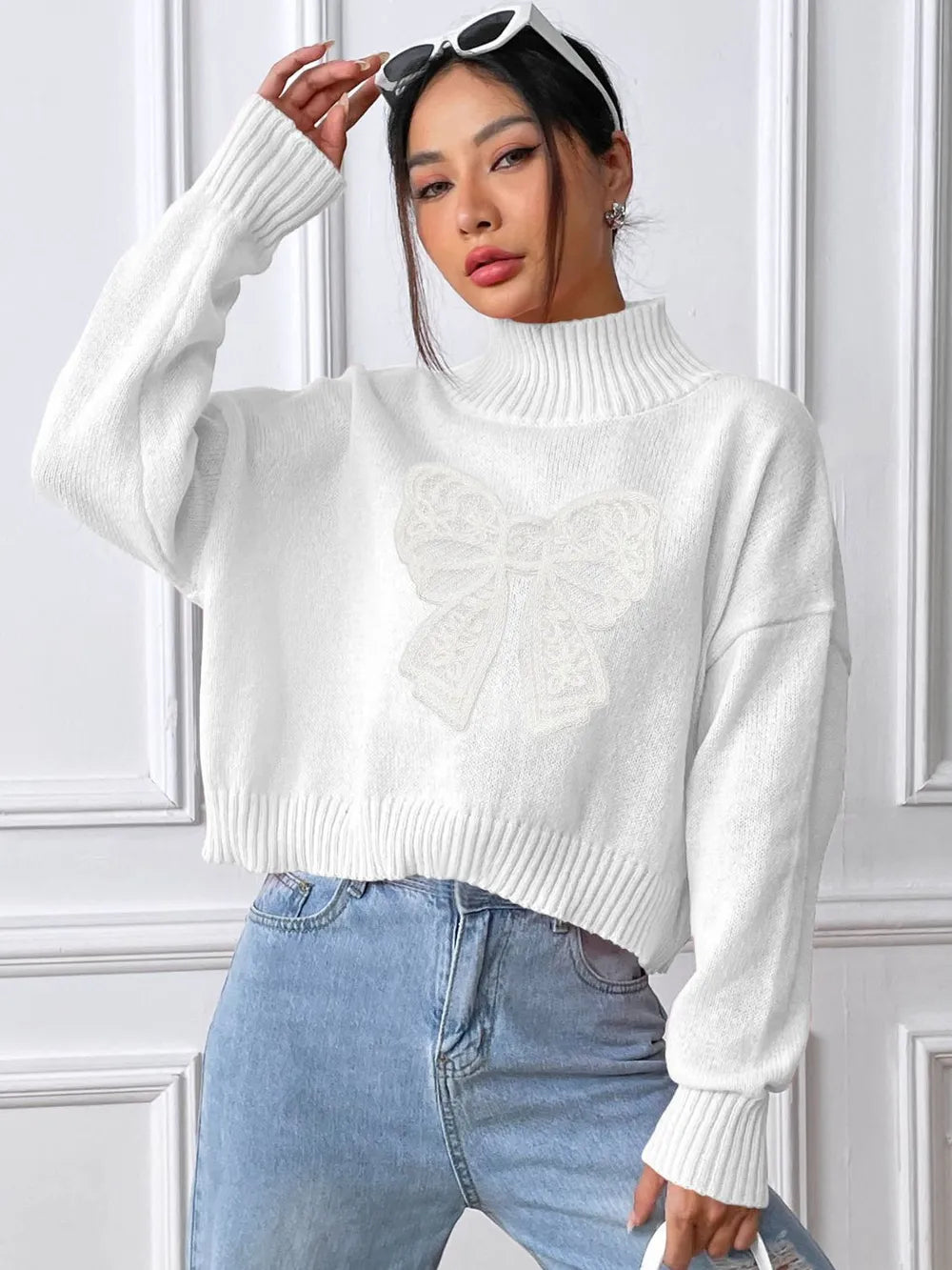 Pull à col roulé et manches longues avec nœud papillon