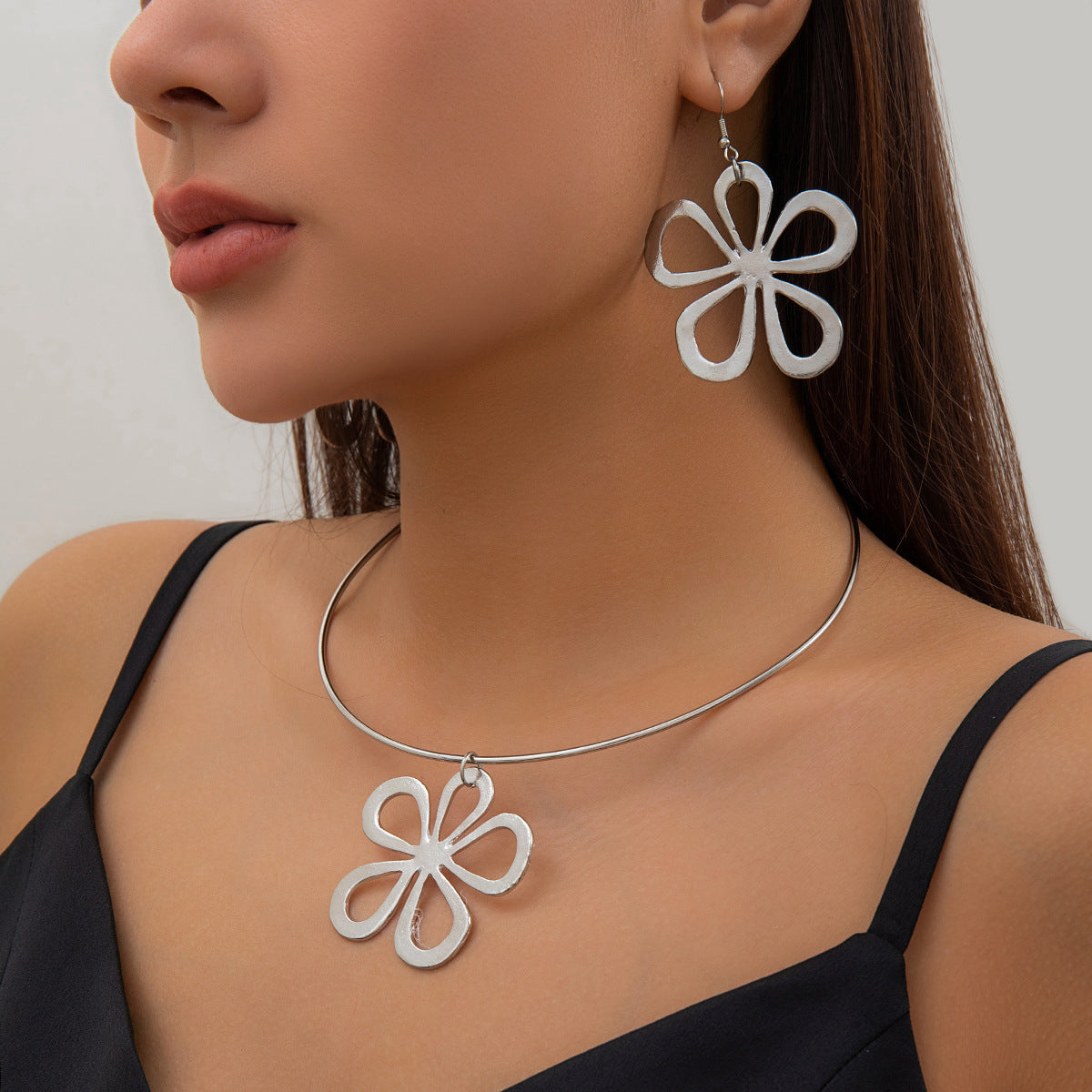 $8.15/15.53 USD - Women's versatile hollow floral retro black rope necklace