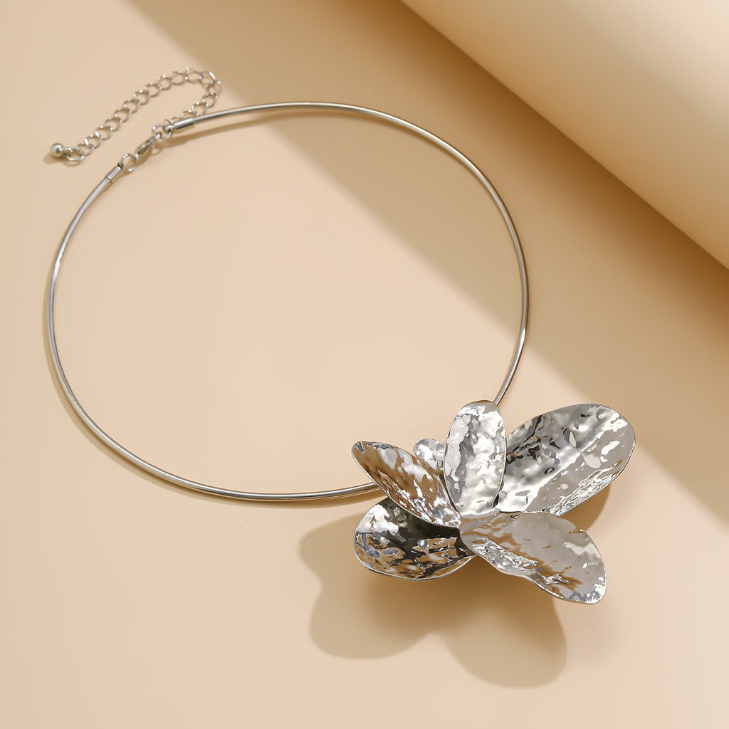 18,05 USD - Collier ras-de-cou asymétrique en métal, style pétale, parure de clavicules en fer à la fois tendance et sobre.