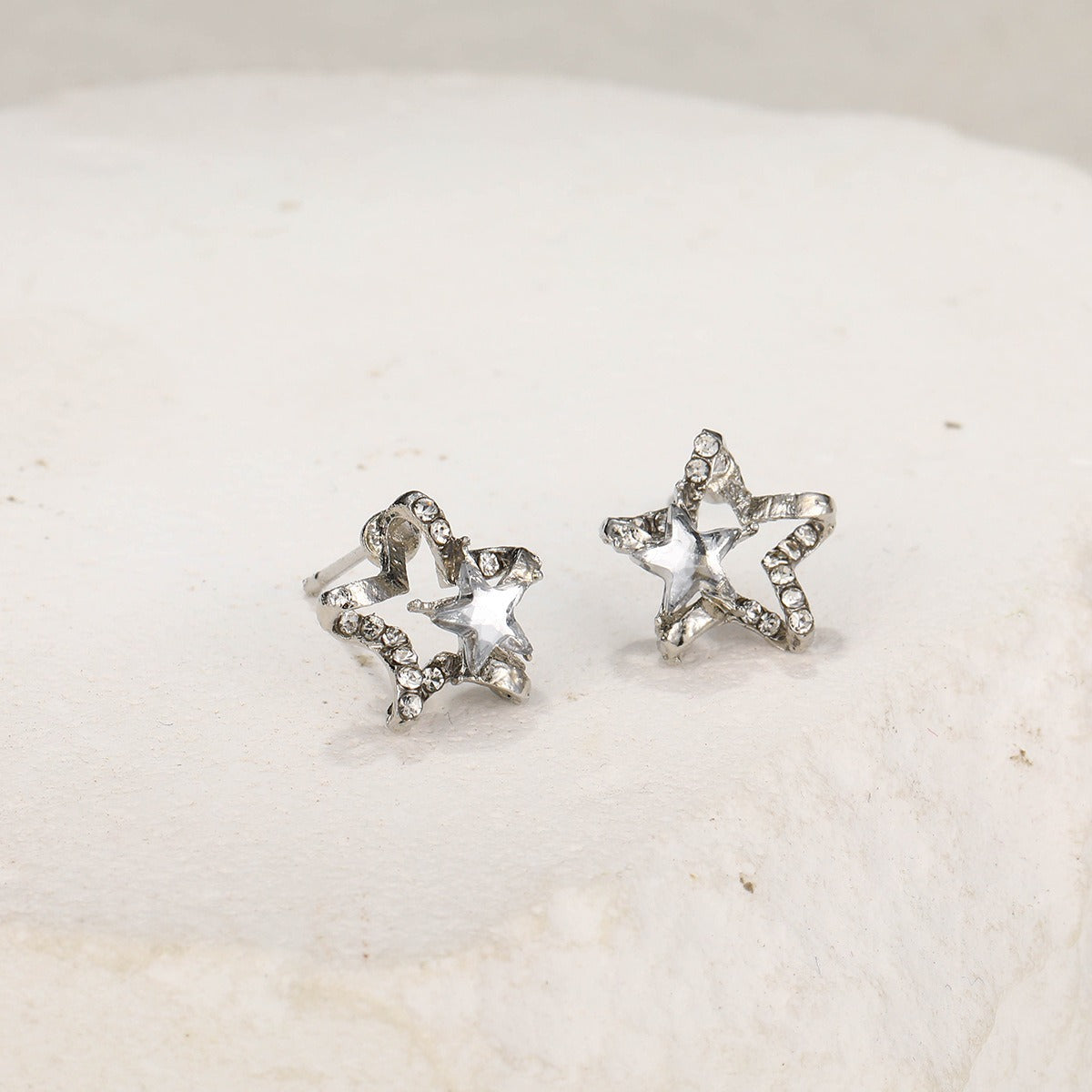 Openwork zircon earrings set with ultra-sparkling diamonds, for a modern, fresh, and delicate woman, light and luxurious, with a minimalist design.