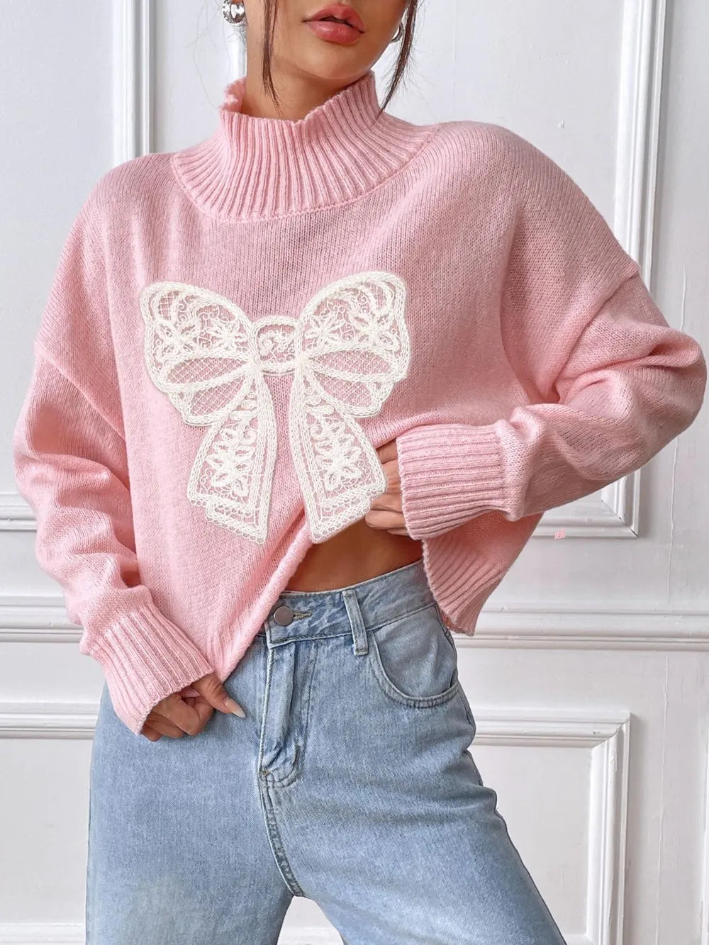 Pull à col roulé et manches longues avec nœud papillon