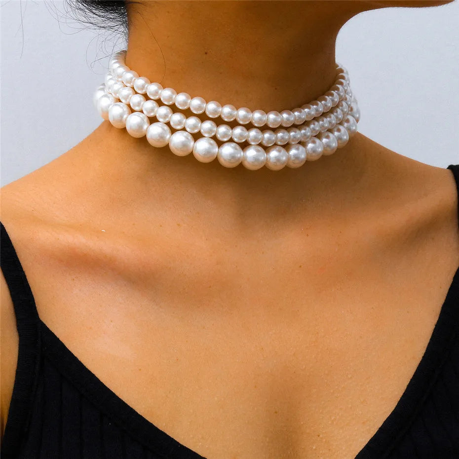 Collier ras-de-cou Ingemark Fashion multicouche en perles d'imitation blanches avec fixation métallique, large plastron, bijou pour femme charmante