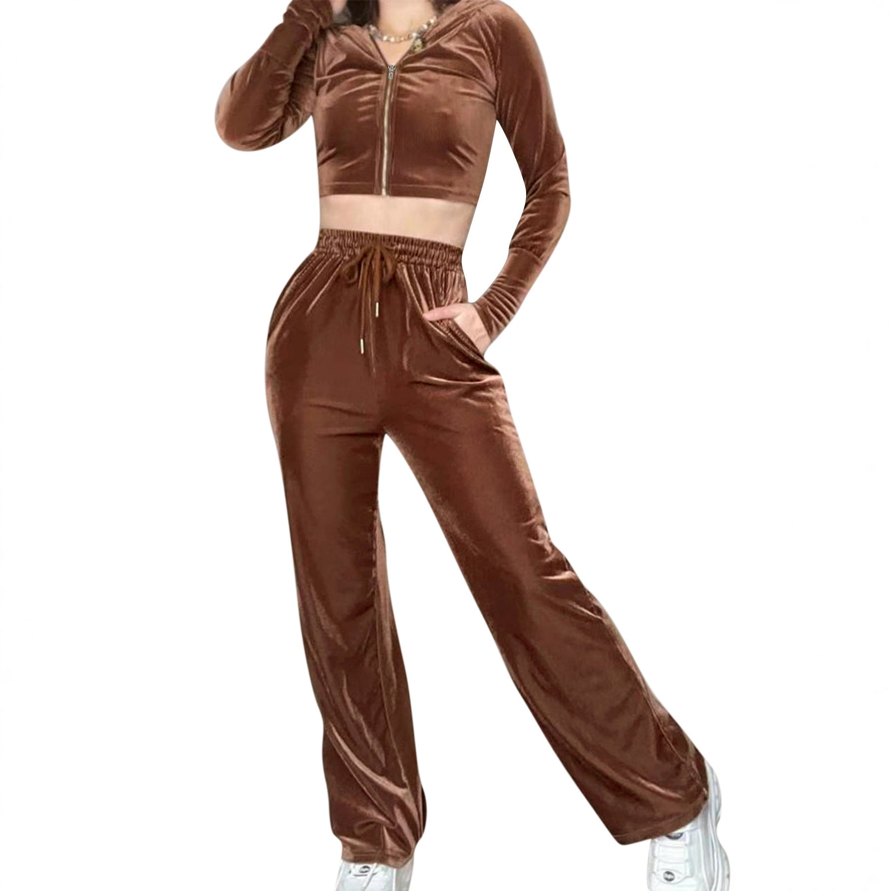 Ensemble deux pièces comprenant un haut à capuche zippé à manches longues avec poches à cordon et un pantalon.