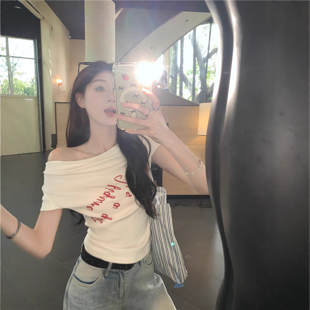 16.30 USD T-shirt court à une épaule et manches courtes, coupe ajustée, imprimé lettres, crop top, blouse décontractée à épaules dénudées