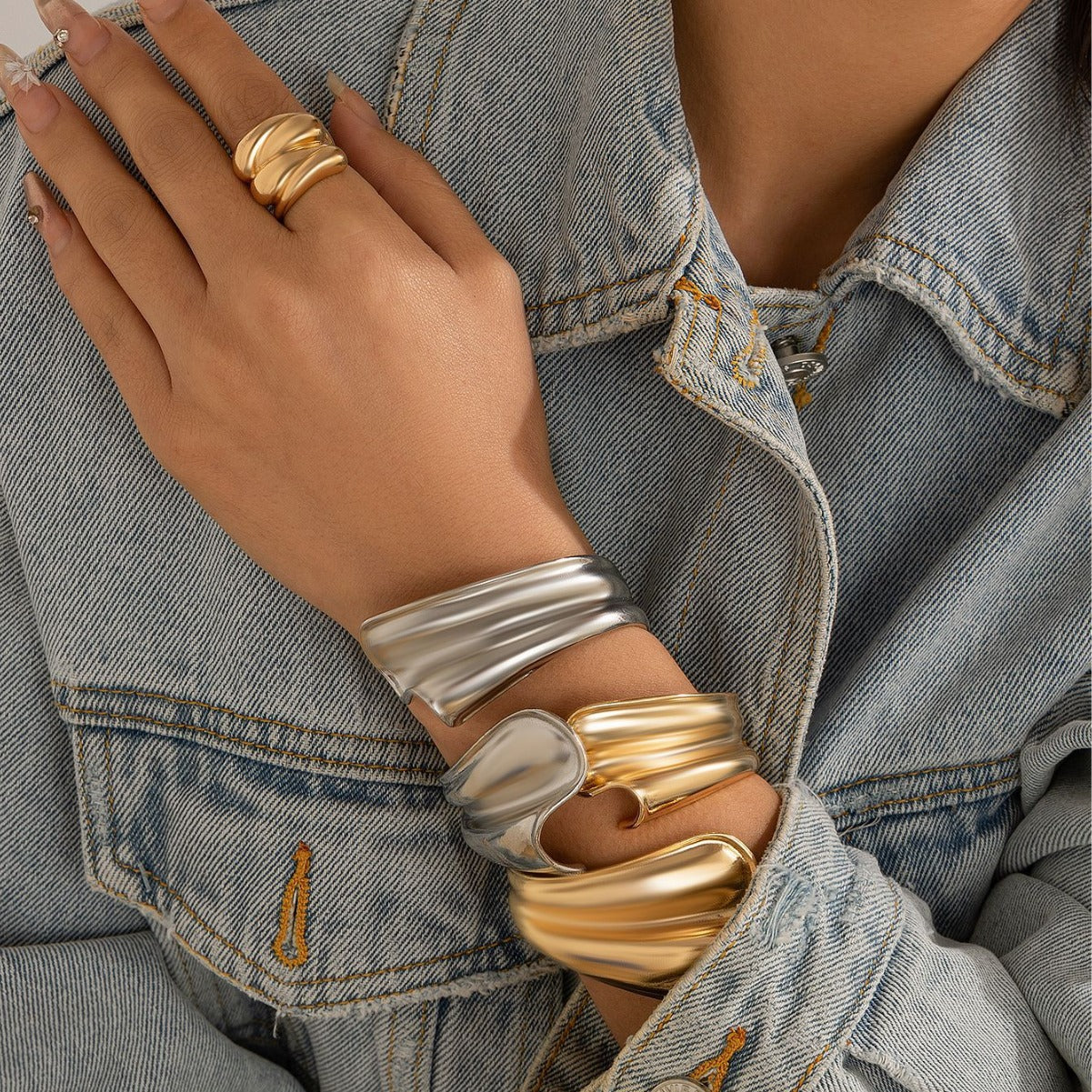 8.15/12.81 USD - Exaggerated Irregular Fold Personalized Punk Bracelet Coiled Fishtail