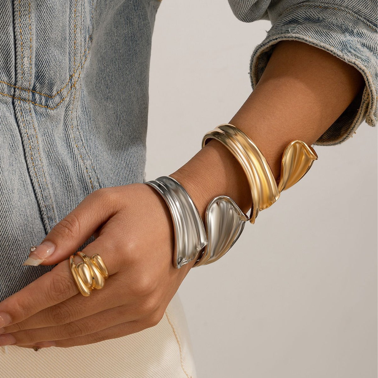 8.15/12.81 USD - Exaggerated Irregular Fold Personalized Punk Bracelet Coiled Fishtail