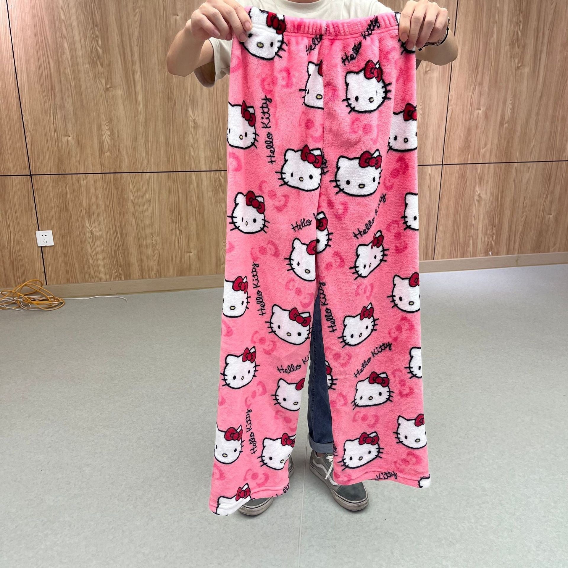 17.47 USD - Thick, warm, and comfortable flannel pajamas for women, with a Hello Kitty cat pattern, ideal for home wear.