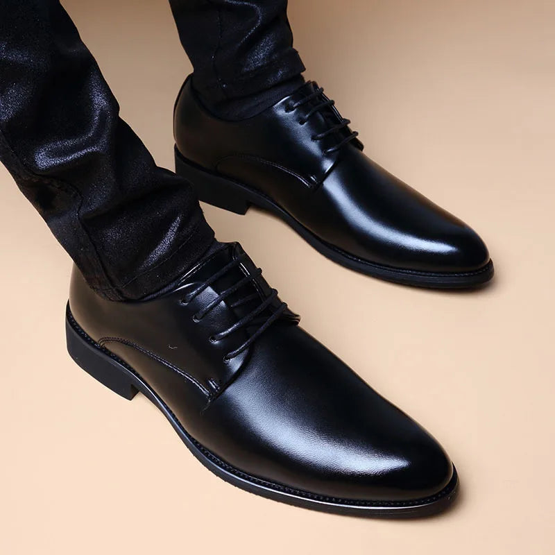 41.91 USD Chaussures de mariage en cuir pour hommes, chaussures habillées pointues, style décontracté et jeune, style britannique, rehaussantes, nouveautés printemps