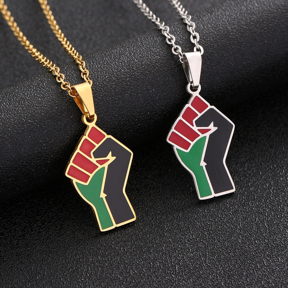 Collier avec pendentif en forme de poing rouge vert noir pour hommes et femmes – Collier géométrique en acier au titane pour couples – Bijou tendance