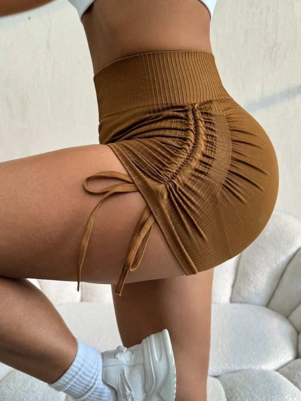 Short deportivo de talle alto con cordón ajustable