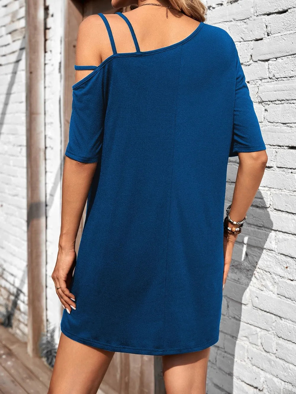 Robe courte asymétrique à manches courtes