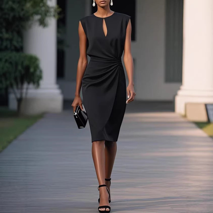 Robe pour femme unie à taille plissée, col rond et découpes.