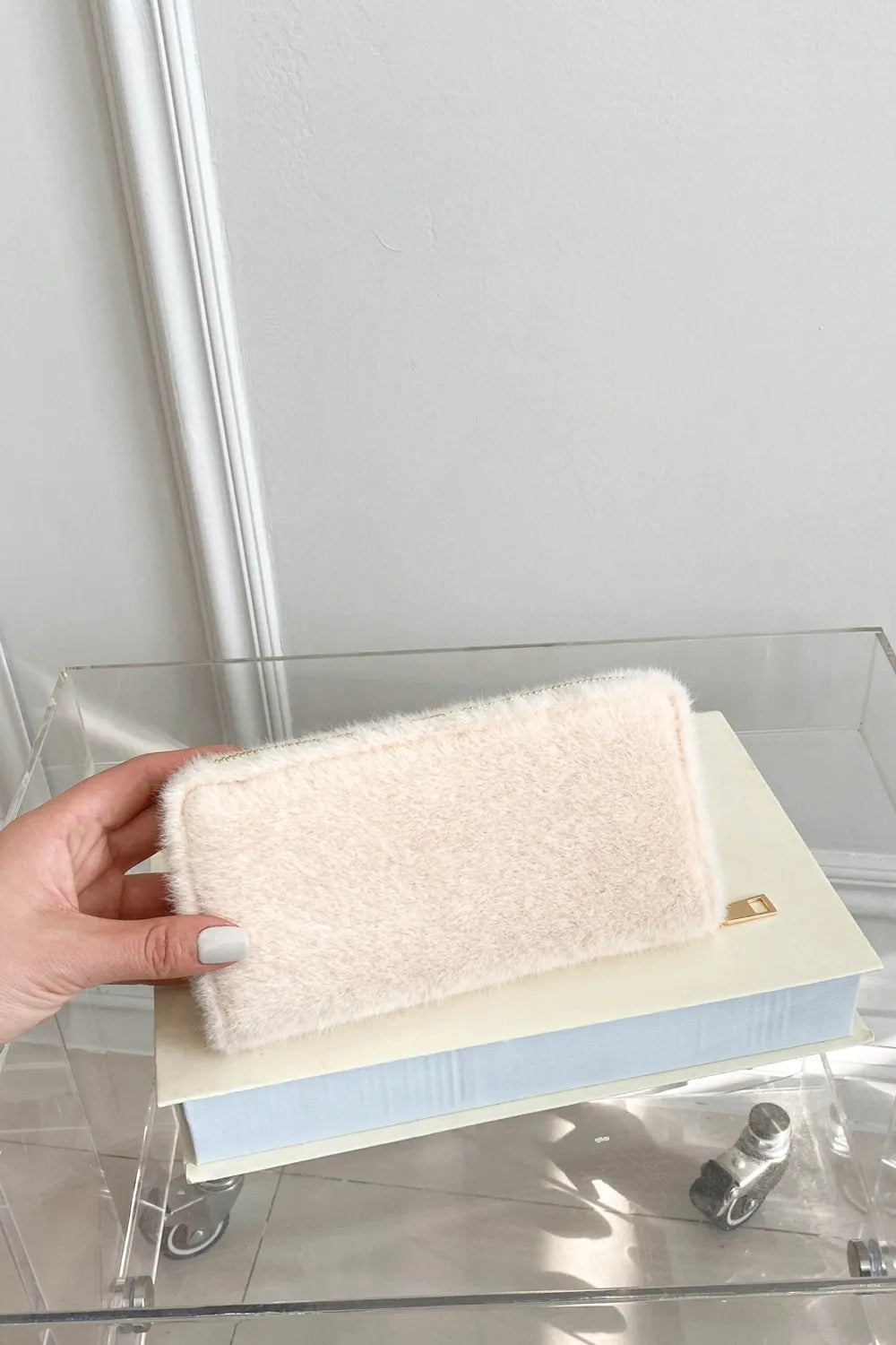 15.13 USD Portefeuille rectangulaire en peluche de couleur unie