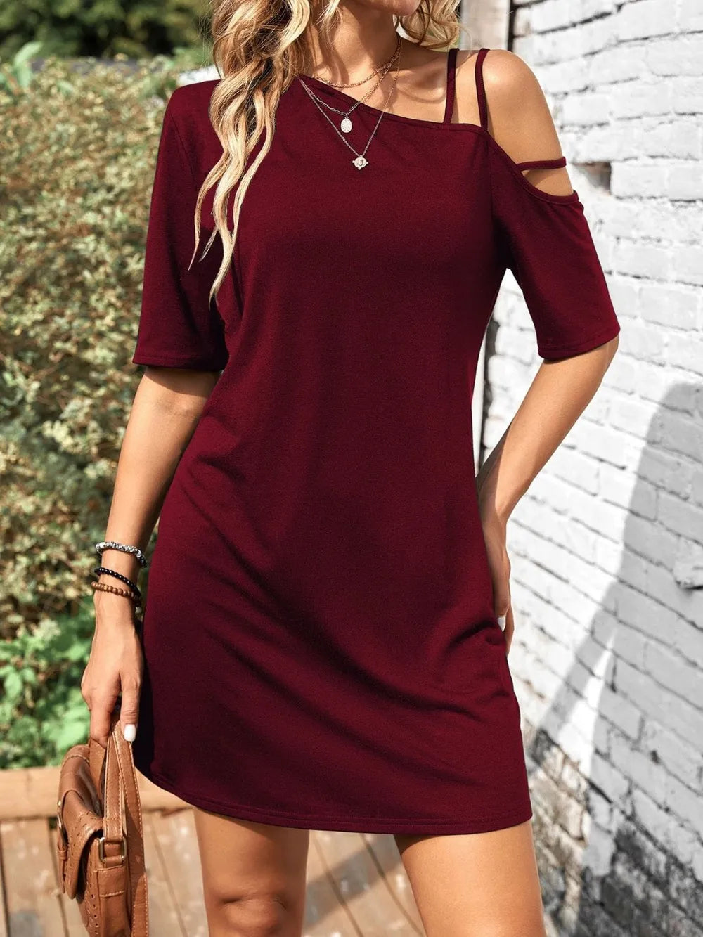 Robe courte asymétrique à manches courtes