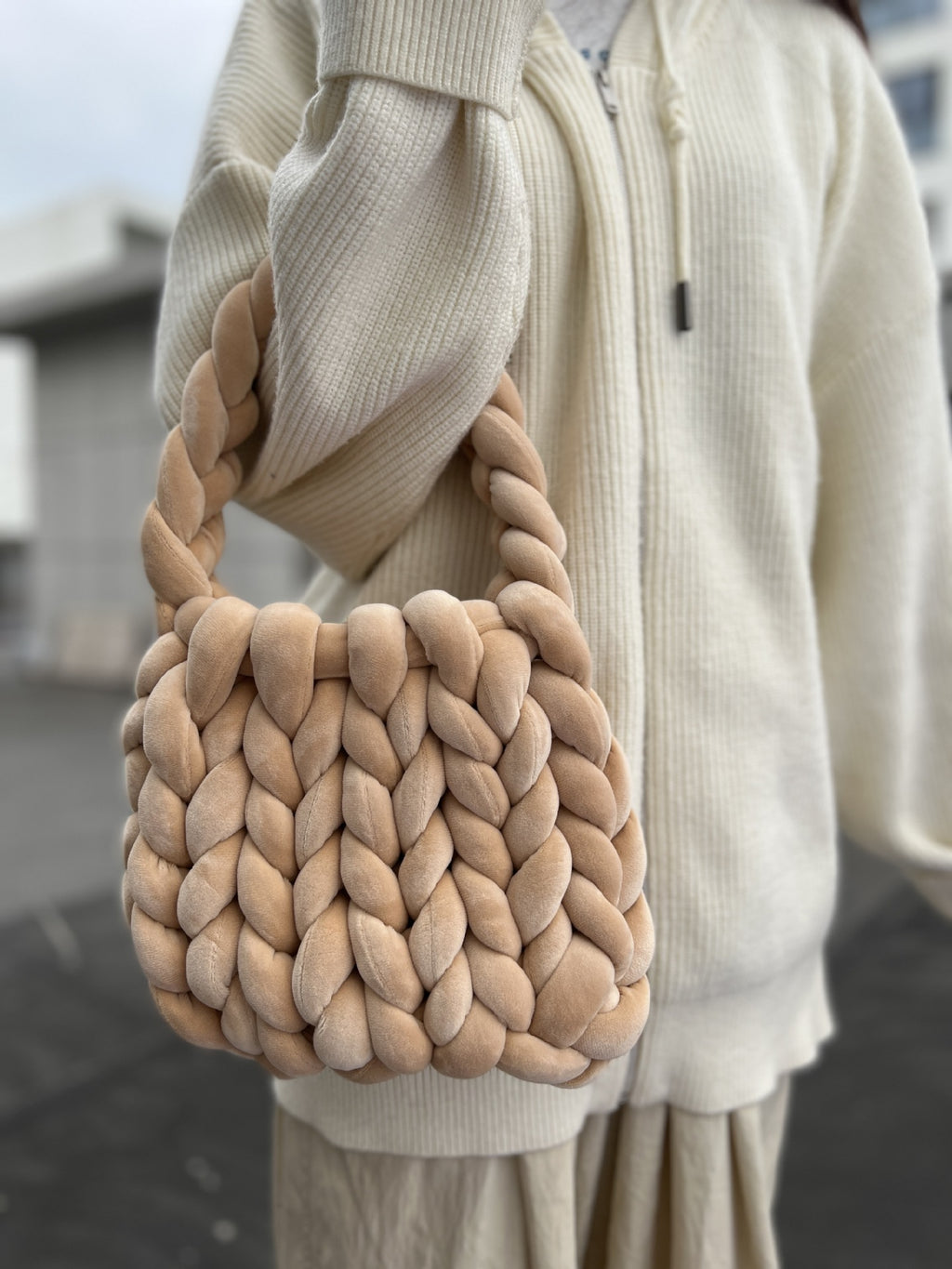 19.80 USD - Sac de facteur portatif tissé à la main avec un noyau en velours cristal.
