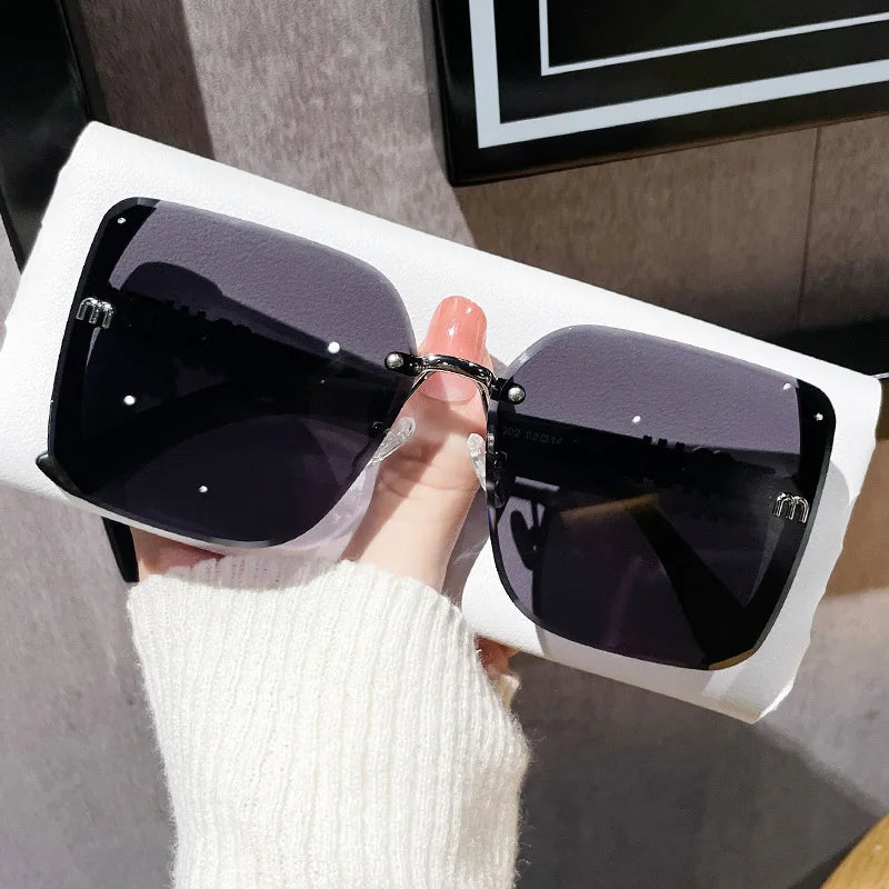 $17.44 - Trendy and minimalist women's half-rim sunglasses, adorned with fine glitter.