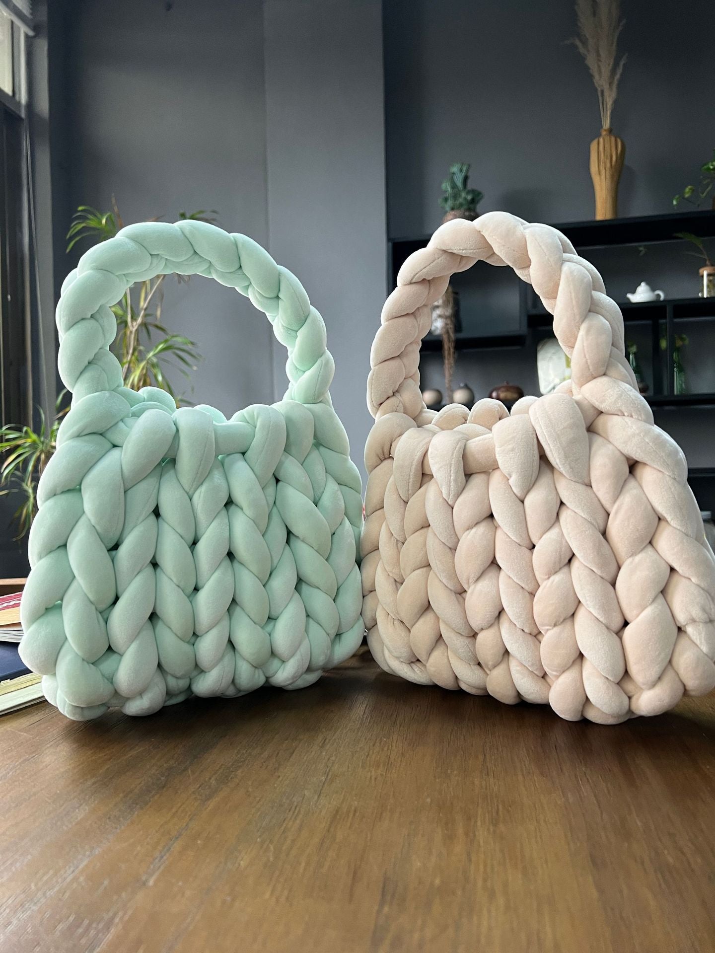 19.80 USD - Sac de facteur portatif tissé à la main avec un noyau en velours cristal.