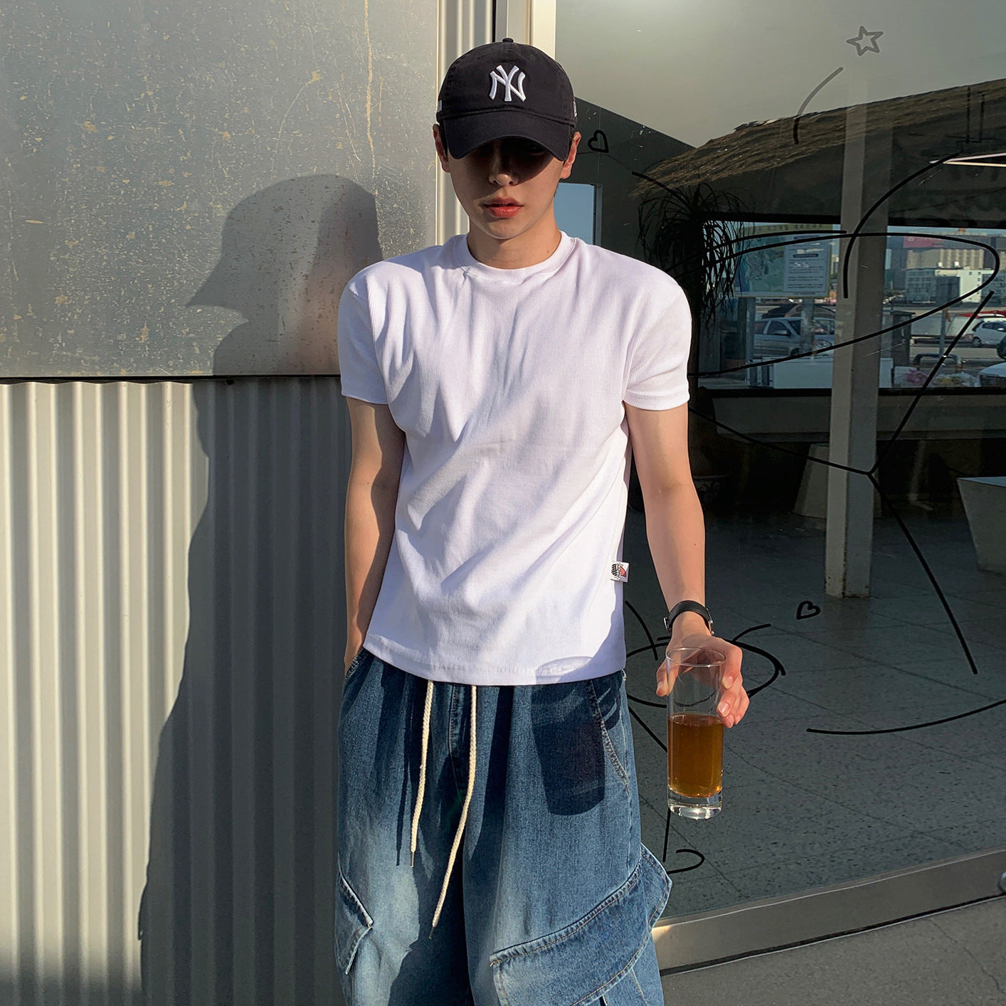 29,10 USD - T-shirt homme à manches courtes, coupe ajustée et style simple, idéal pour l'été et le fitness. Tenue Cleanfit.