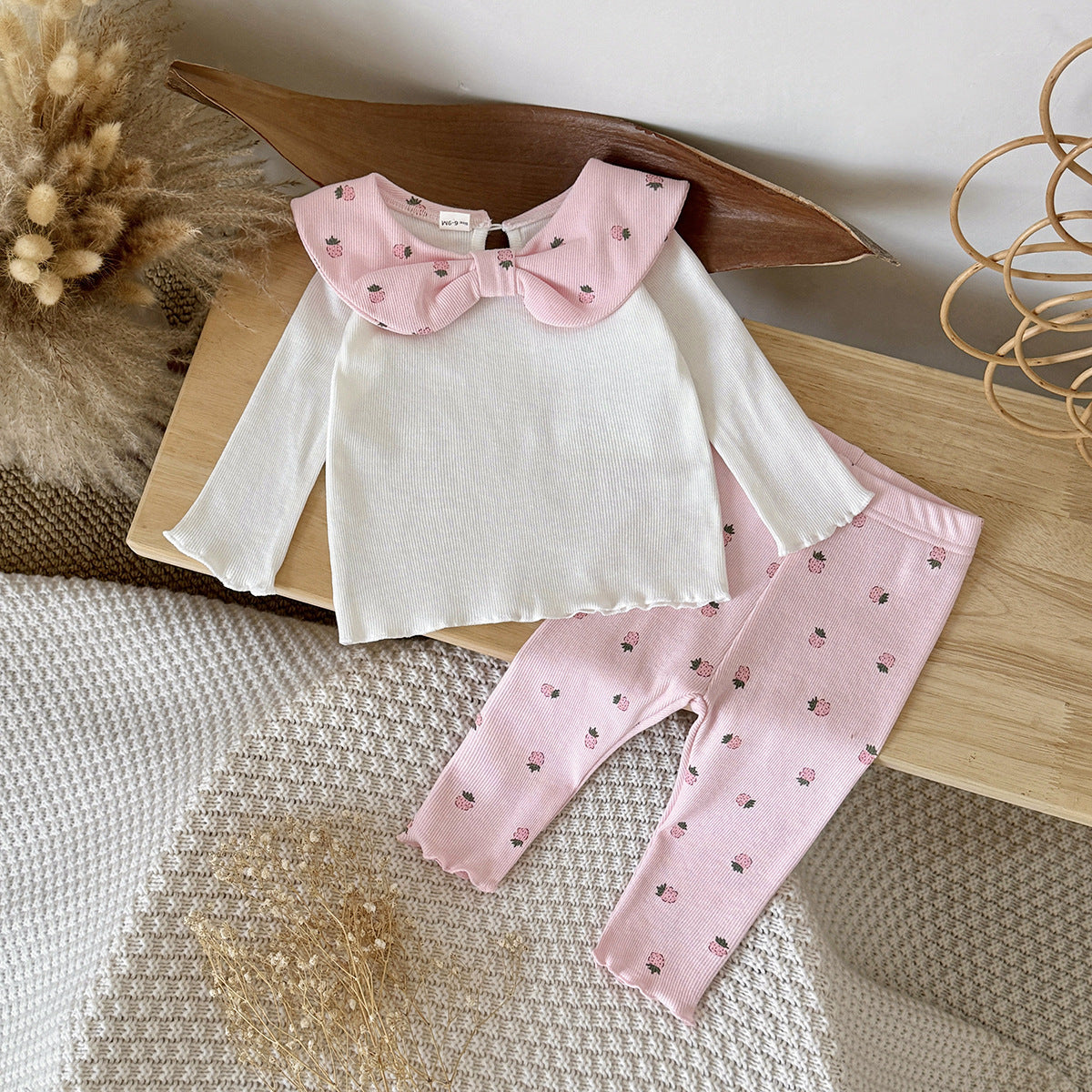 Ensemble deux pièces pour bébé : haut et pantalon avec col à nœud