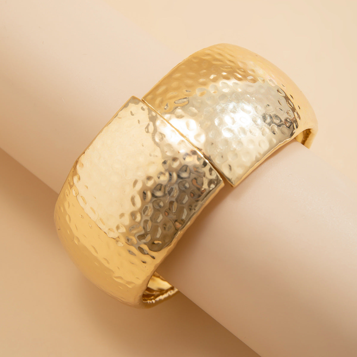 8.73/11.64 USD - Oversized diamond alloy geometric bracelet, simple and personalized concave-convex ring