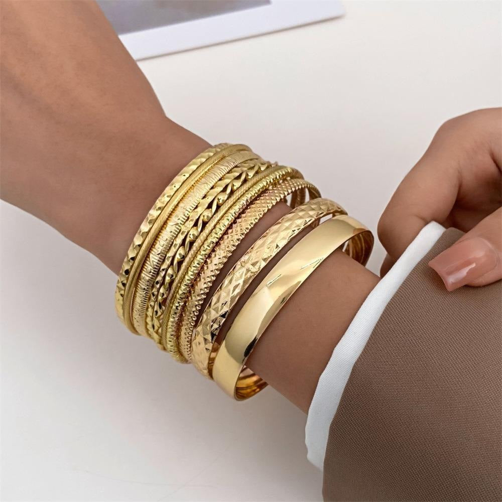 11,64 USD - Bracelets très populaires, ensemble de dix bracelets bohèmes tendance et originaux, style feng shui, à effet ondulé et brillant.