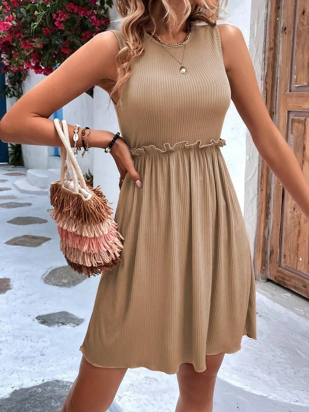 23,29 USD - Robe mini sans manches à col rond et volants